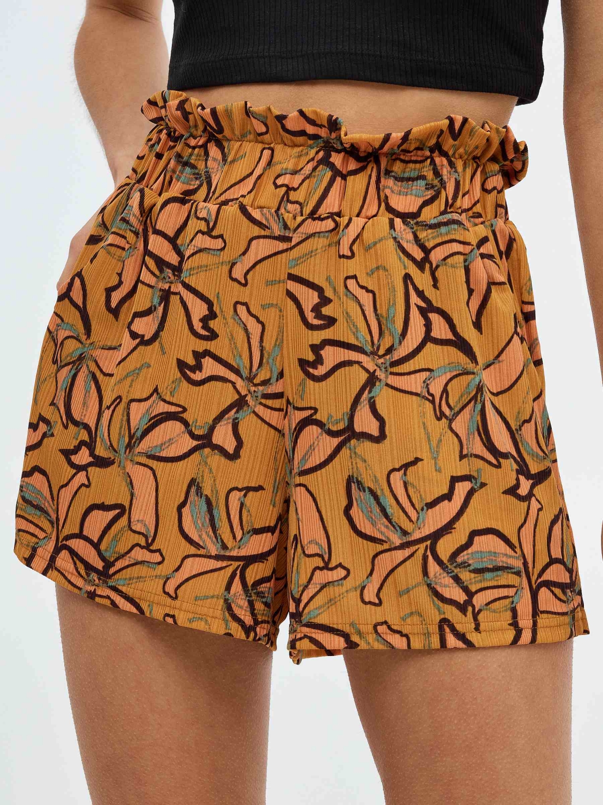 Short fluido print ocre vista detalle