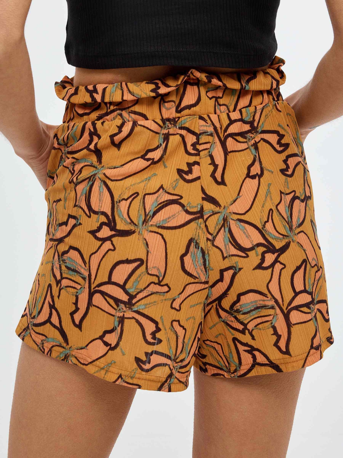 Short fluido print ocre vista detalle