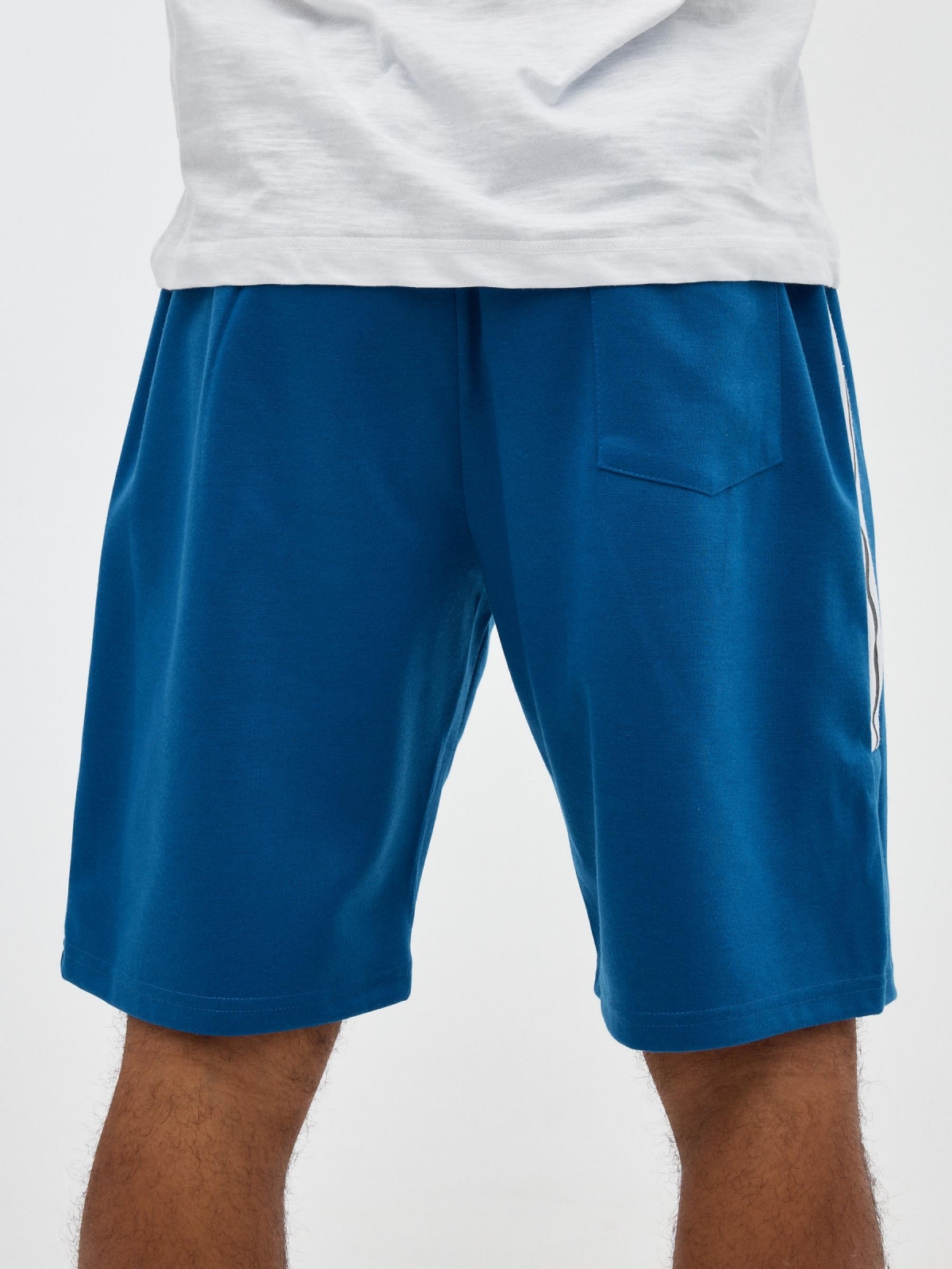 Bermuda jogger azul azul eléctrico vista detalle