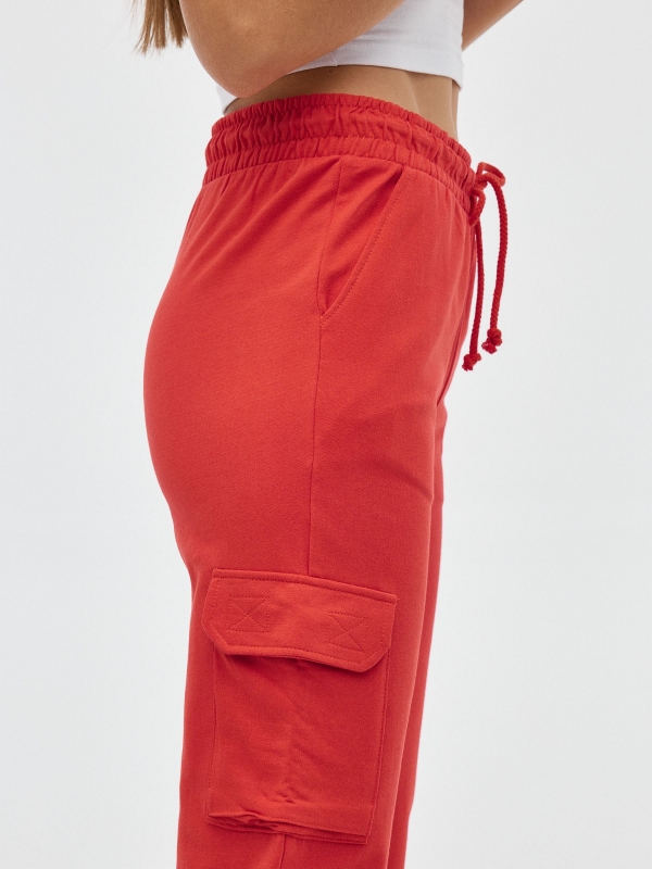 Pantalón jogger felpa naranja vista detalle