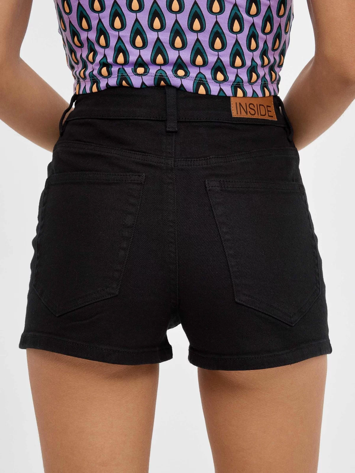 Shorts slim high rise preto vista detalhe