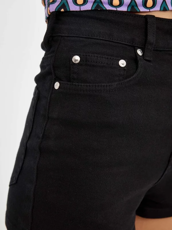 Shorts slim high rise preto vista detalhe