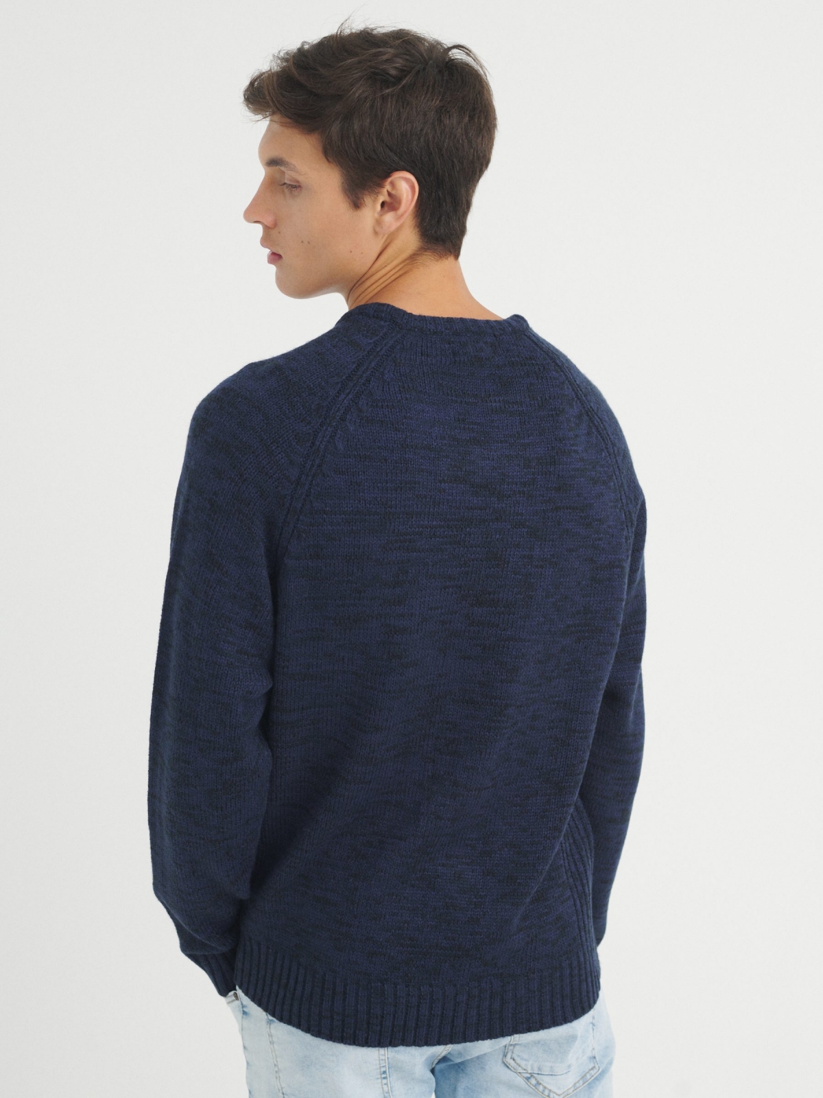 Camisola de malha marmoreada azul vista meia traseira