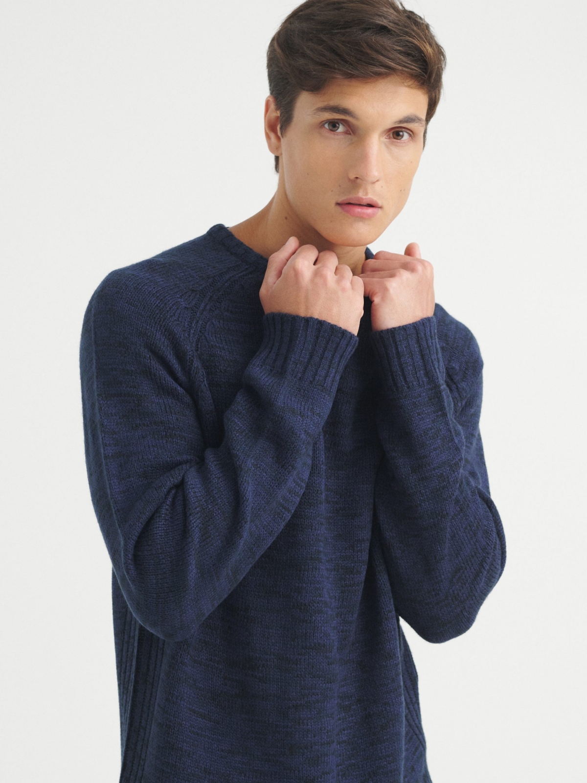 Camisola de malha marmoreada azul vista detalhe