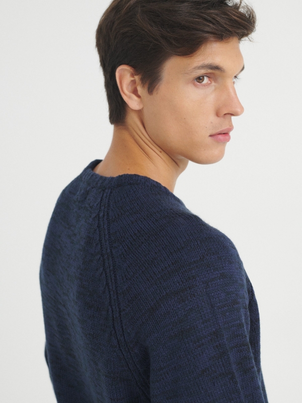 Camisola de malha marmoreada azul vista detalhe