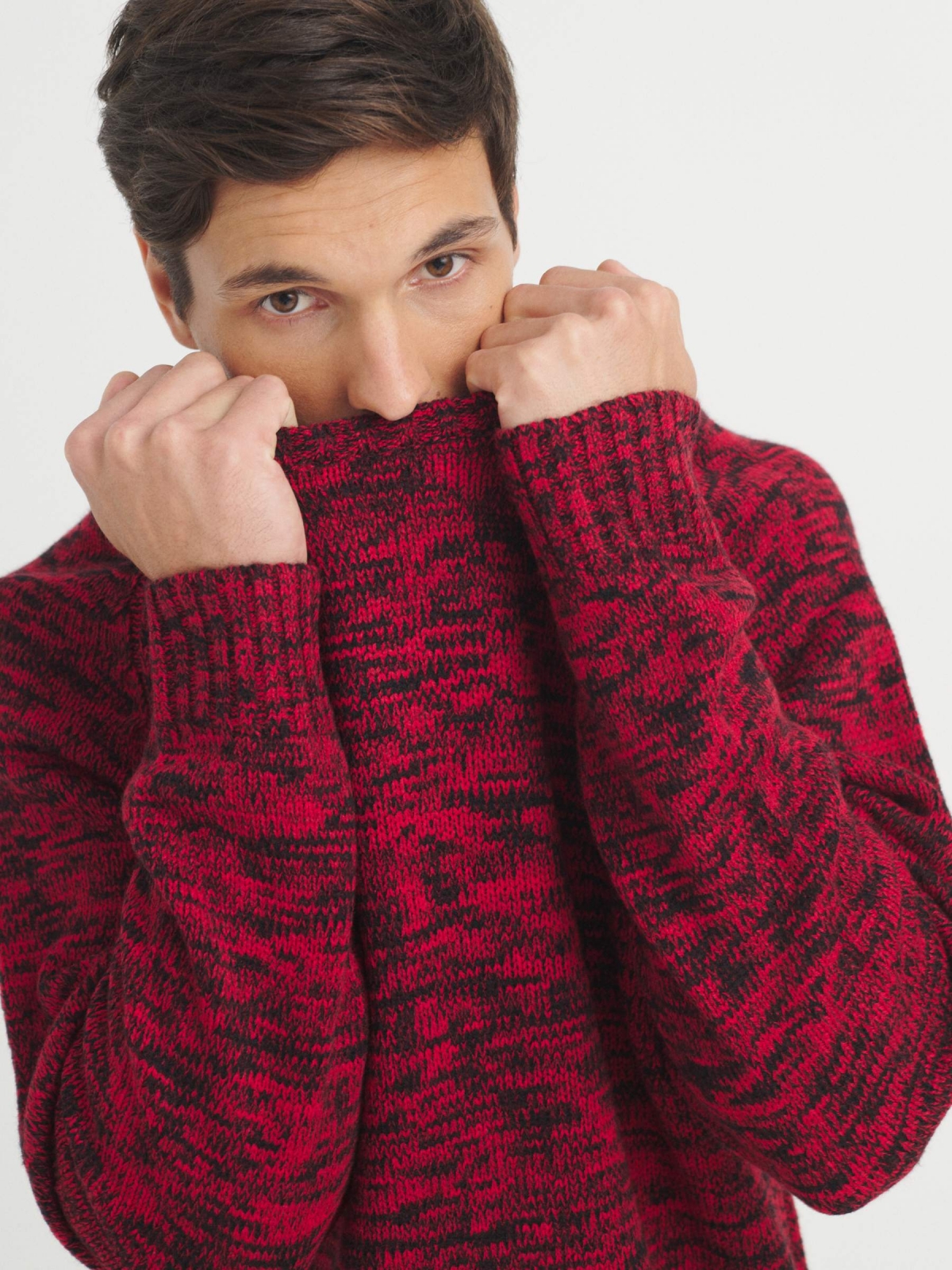 Marbled knitted sweater red detail view