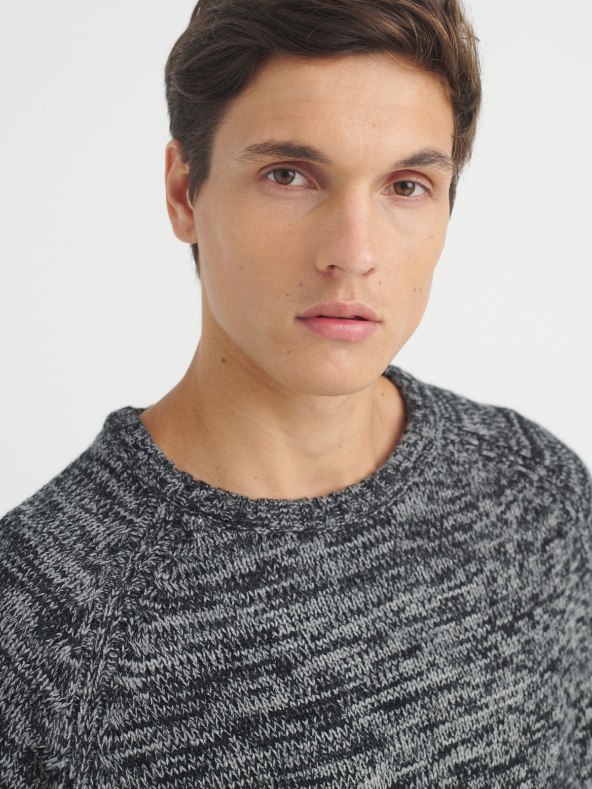 Marbled knitted sweater dark grey detail view