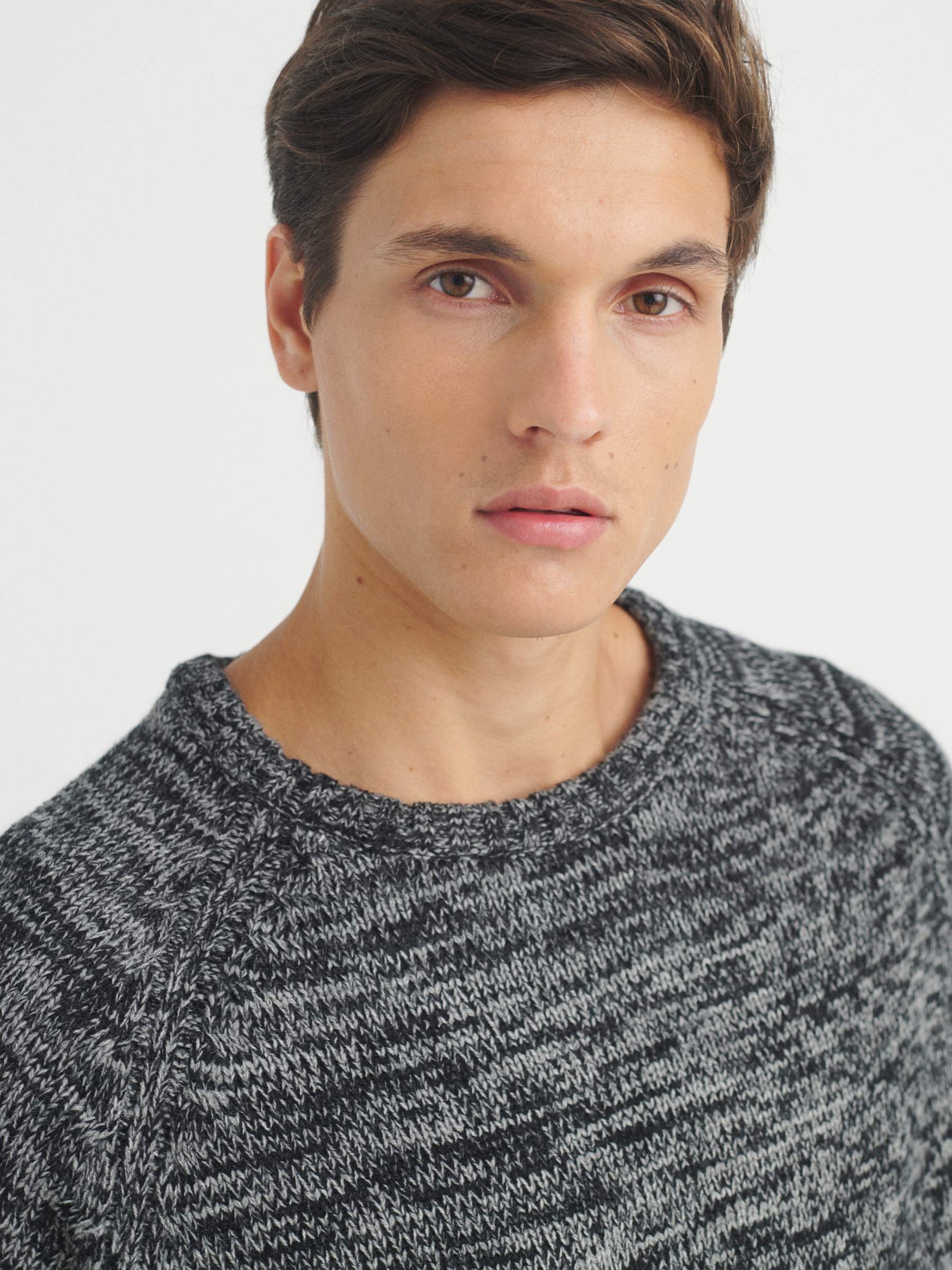 Marbled knitted sweater dark grey middle front view