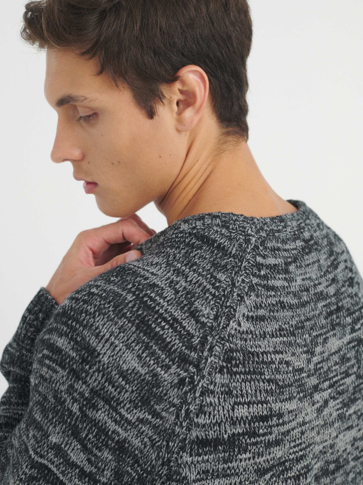 Camisola de malha marmoreada cinza escuro vista detalhe