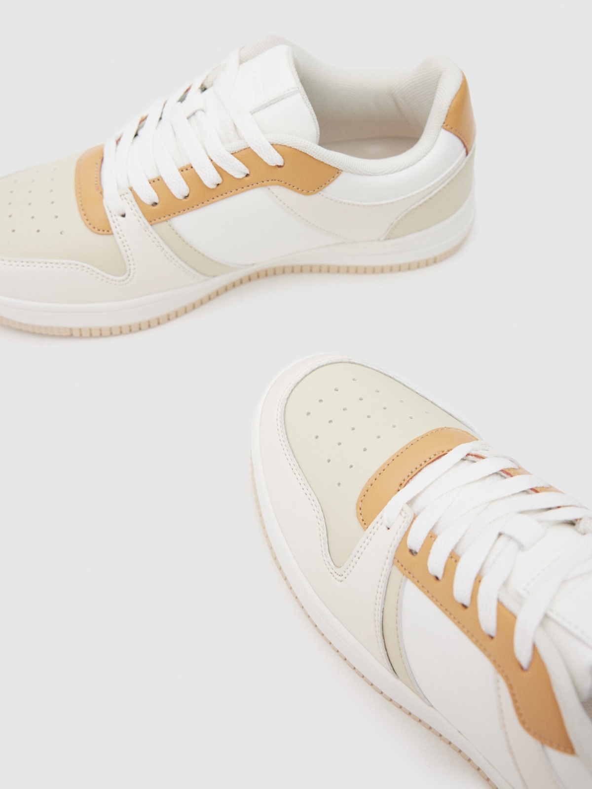 Casual platform sneaker beige detail view