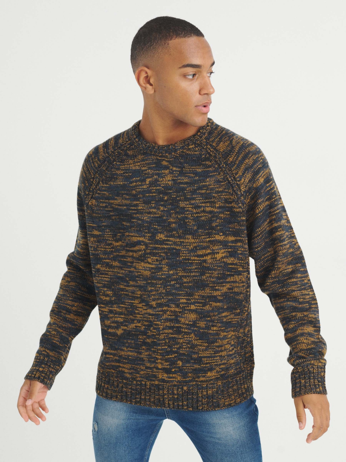 Camisola de malha marmoreada ocre vista meia frontal