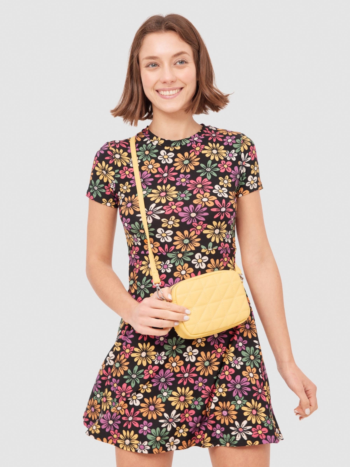 Bolso bandolera ajustable amarillo con modelo