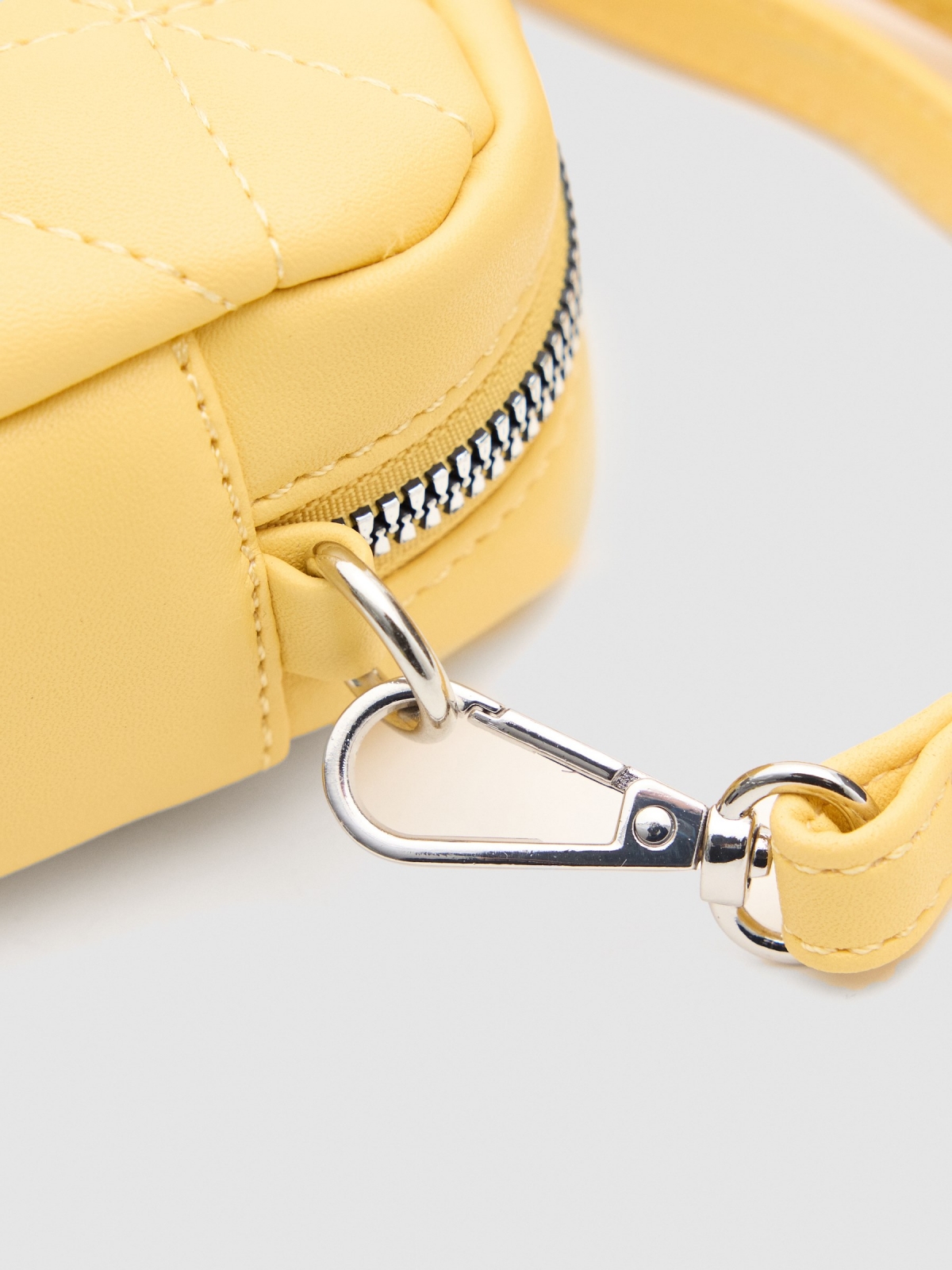 Bolso bandolera ajustable amarillo vista detalle