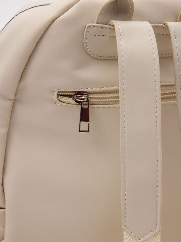 Mochila de couro sintético branco vista detalhe