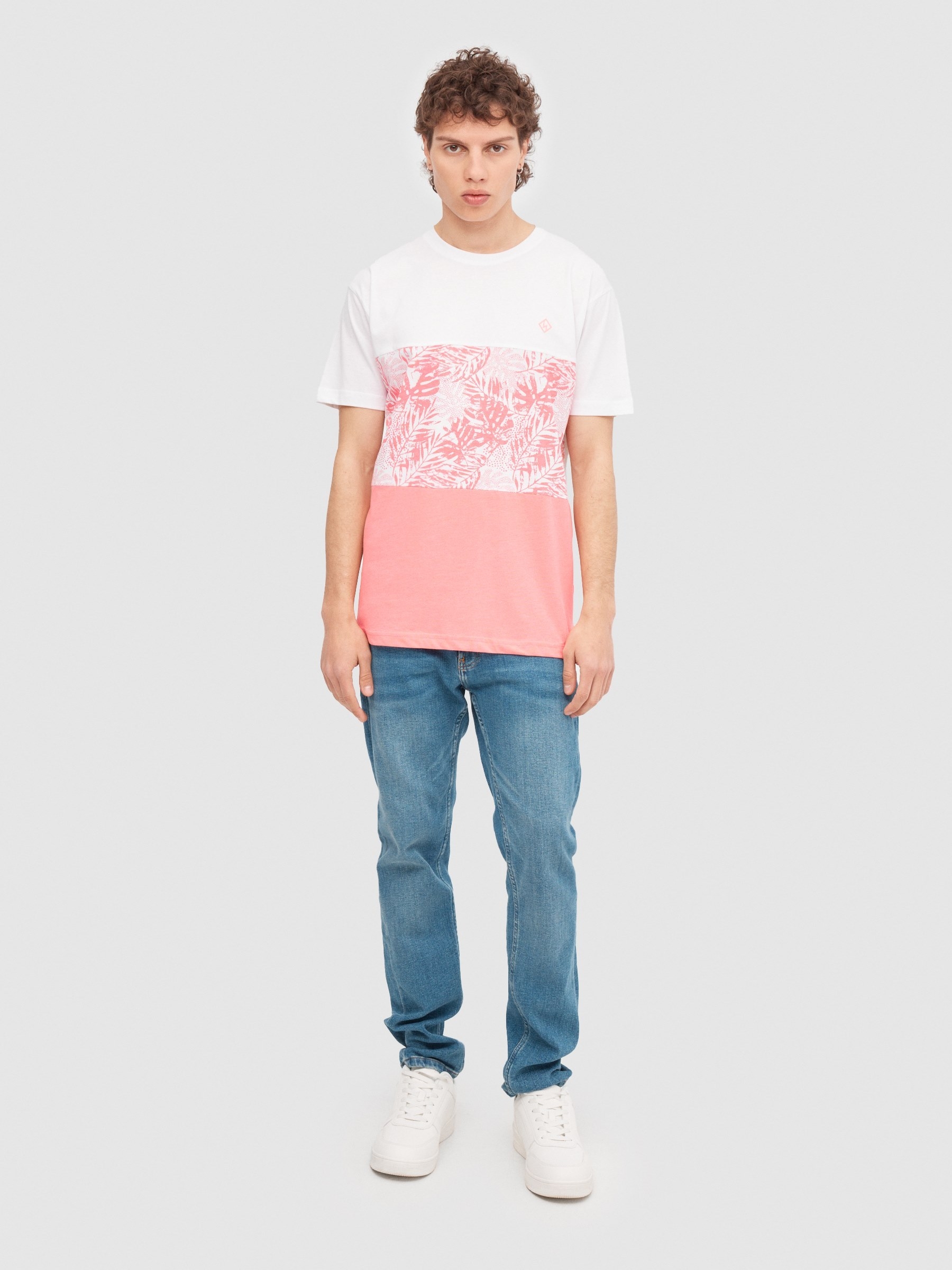 Camiseta tropical textura rosa vista media frontal