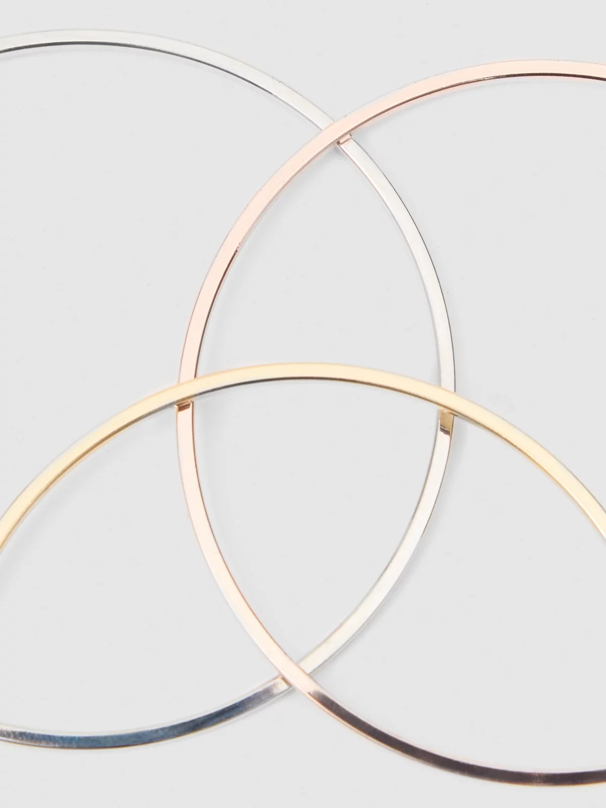 Set 3 combined hoop earrings beige detail view
