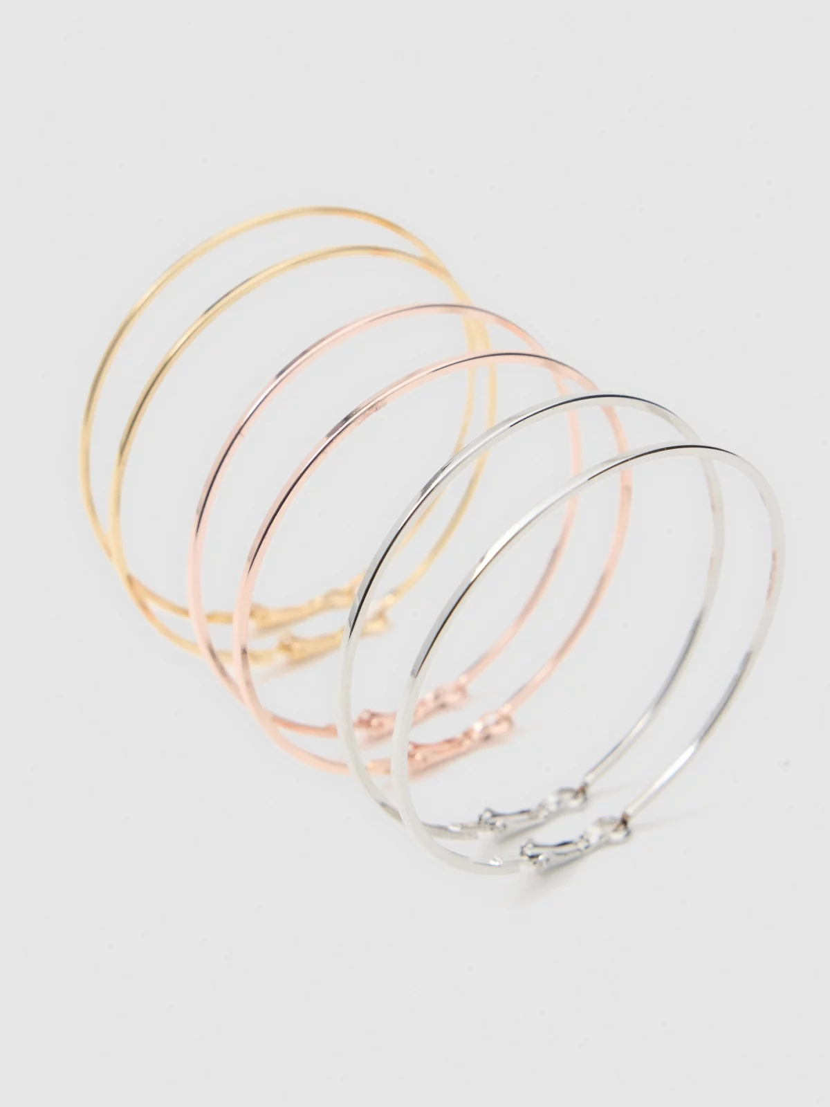 Set 3 combined hoop earrings beige detail view