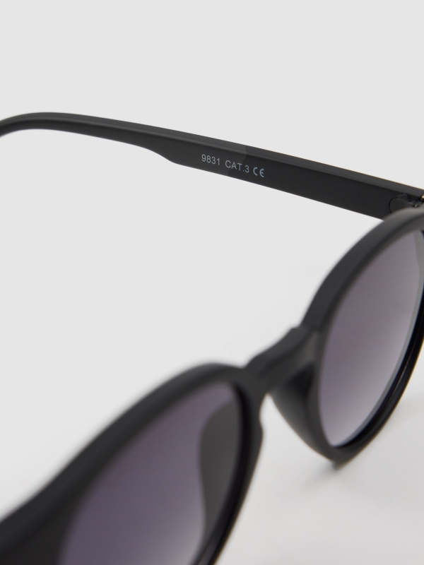 Round sunglasses black detail view