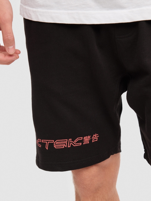 Bermuda jogger texto negro vista detalle