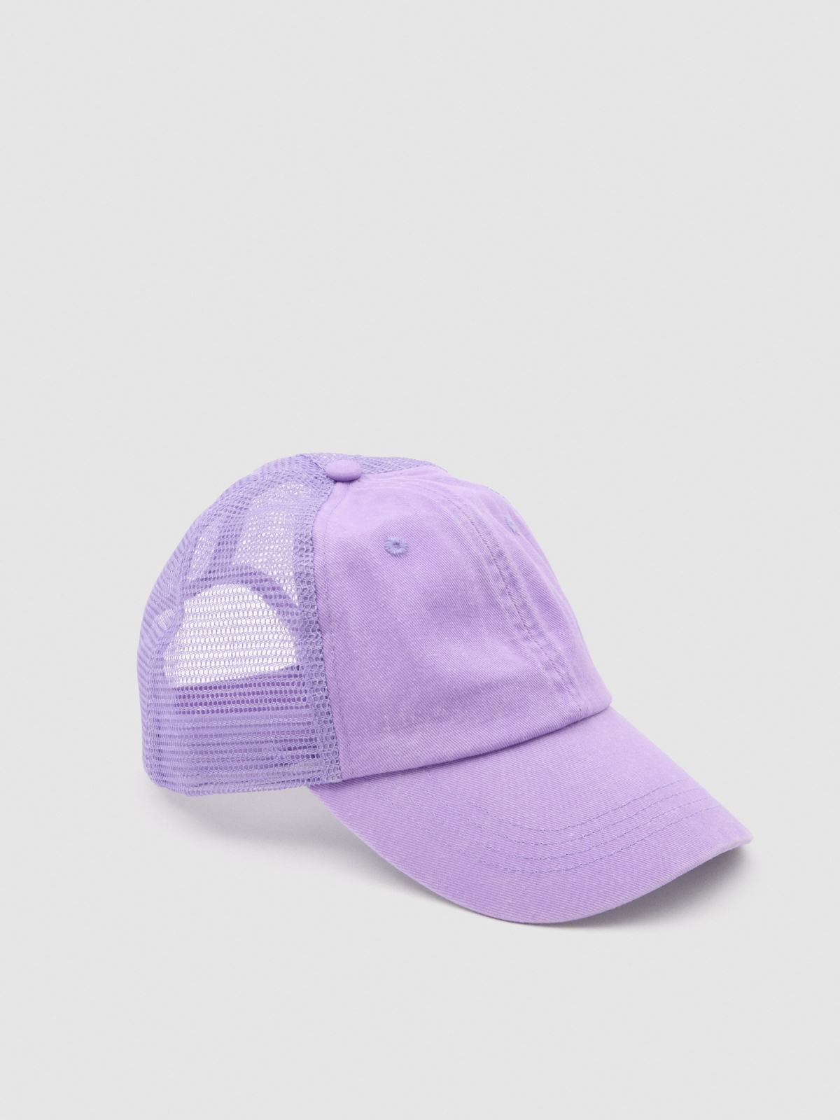 Gorra trucker lila morado vista detalle