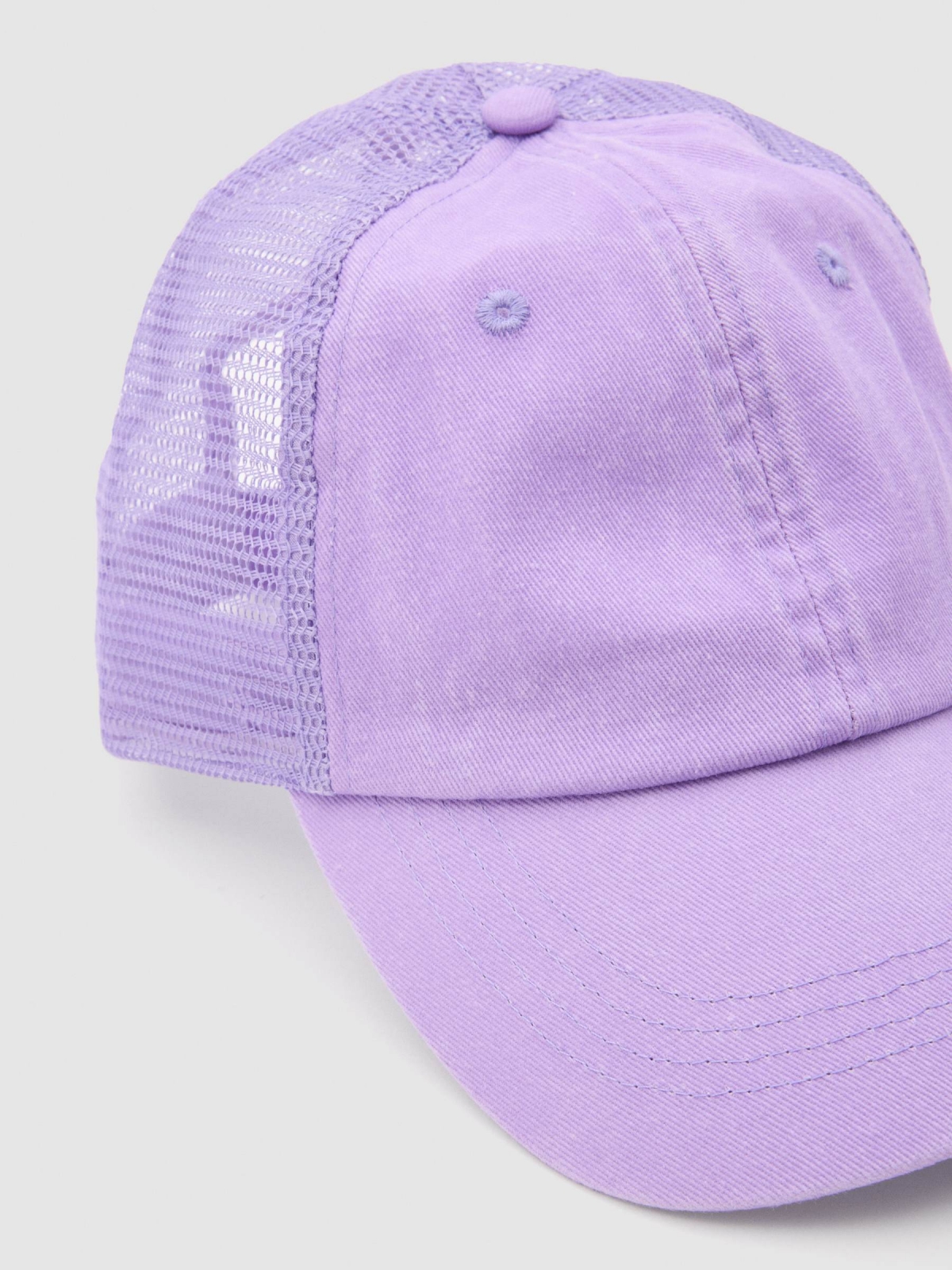 Gorra trucker lila morado vista detalle