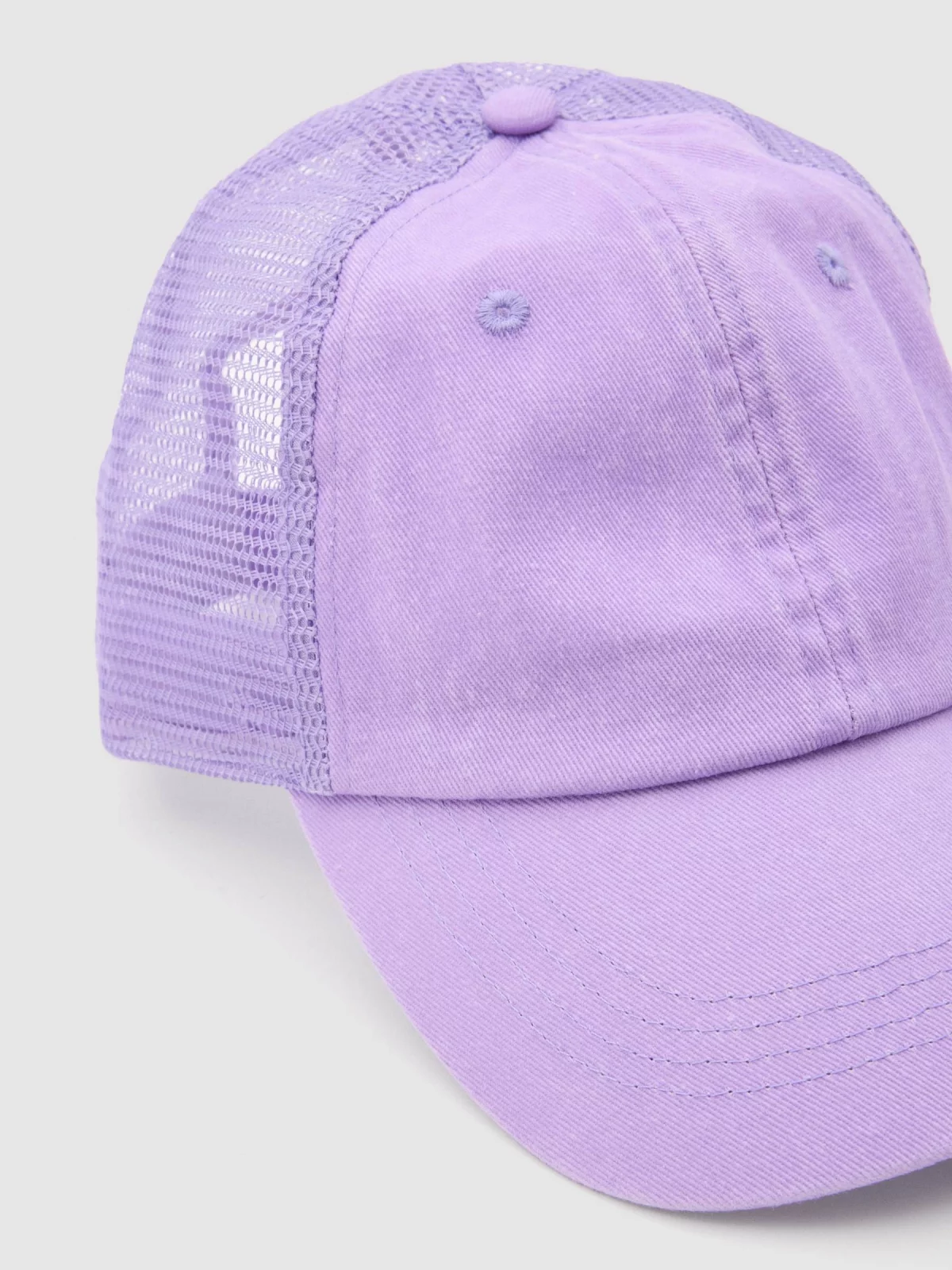Gorra trucker lila morado vista detalle