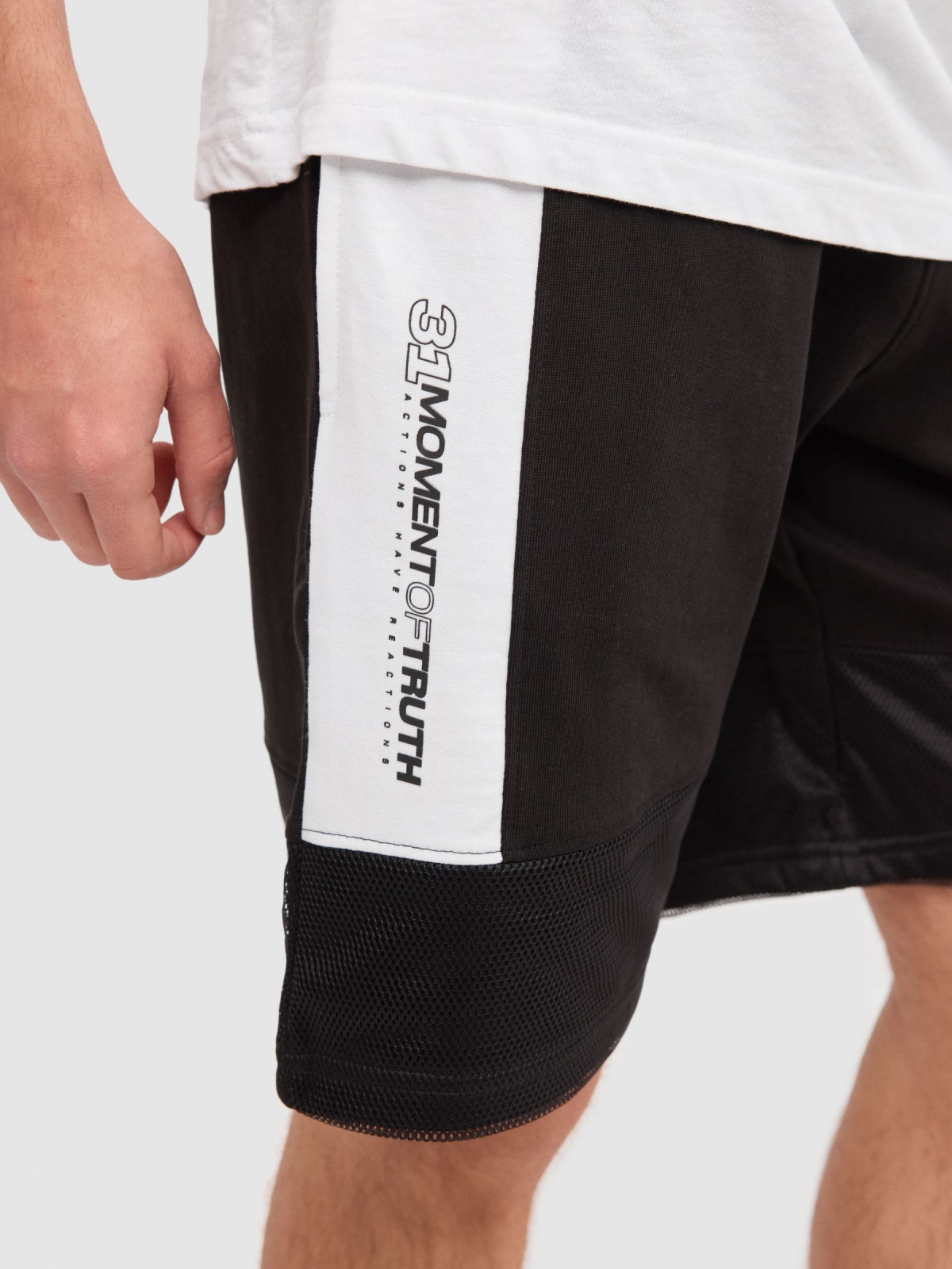 Bermudas jogger de pelúcia preto vista detalhe