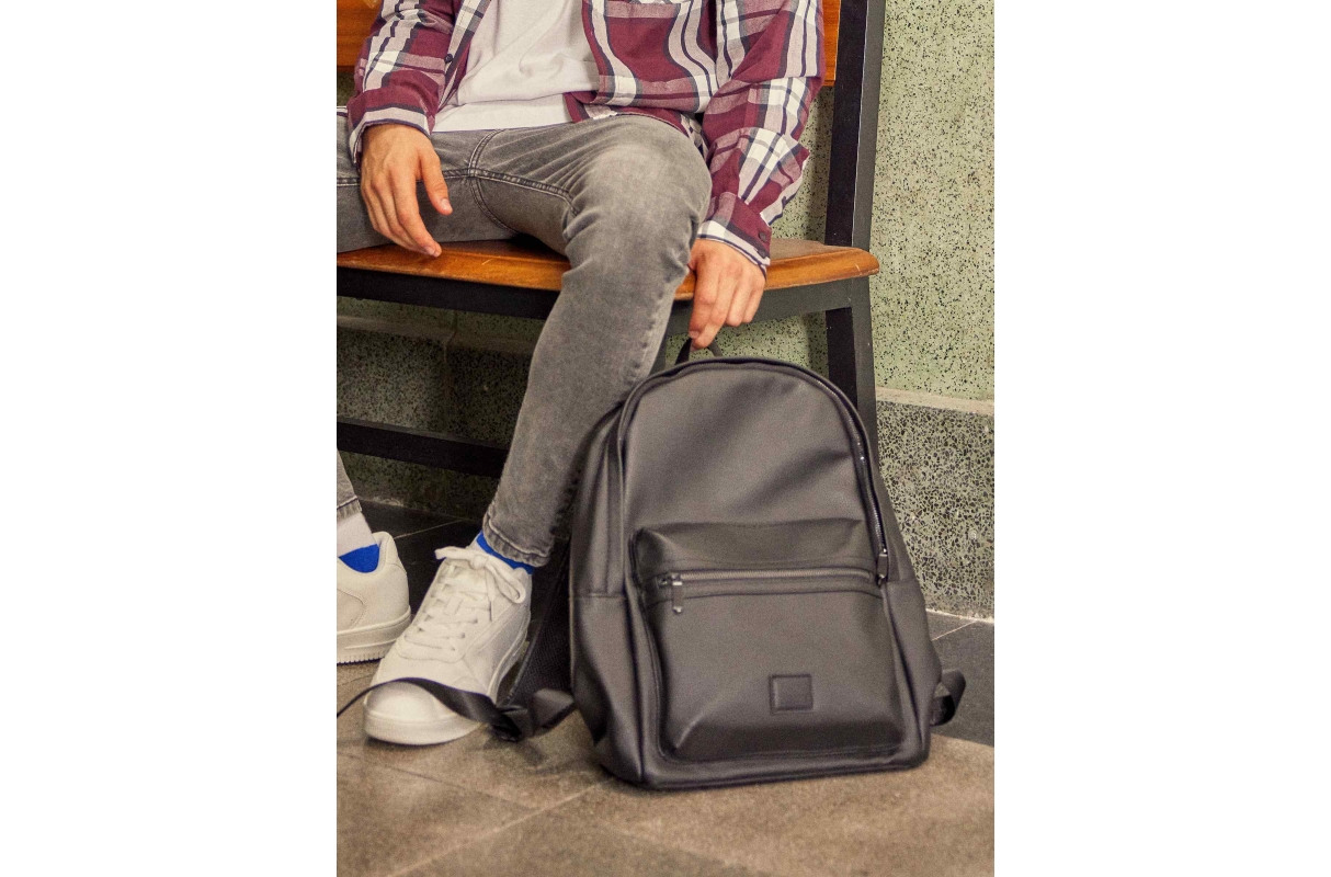 Mochila preta básica preto vista geral frontal