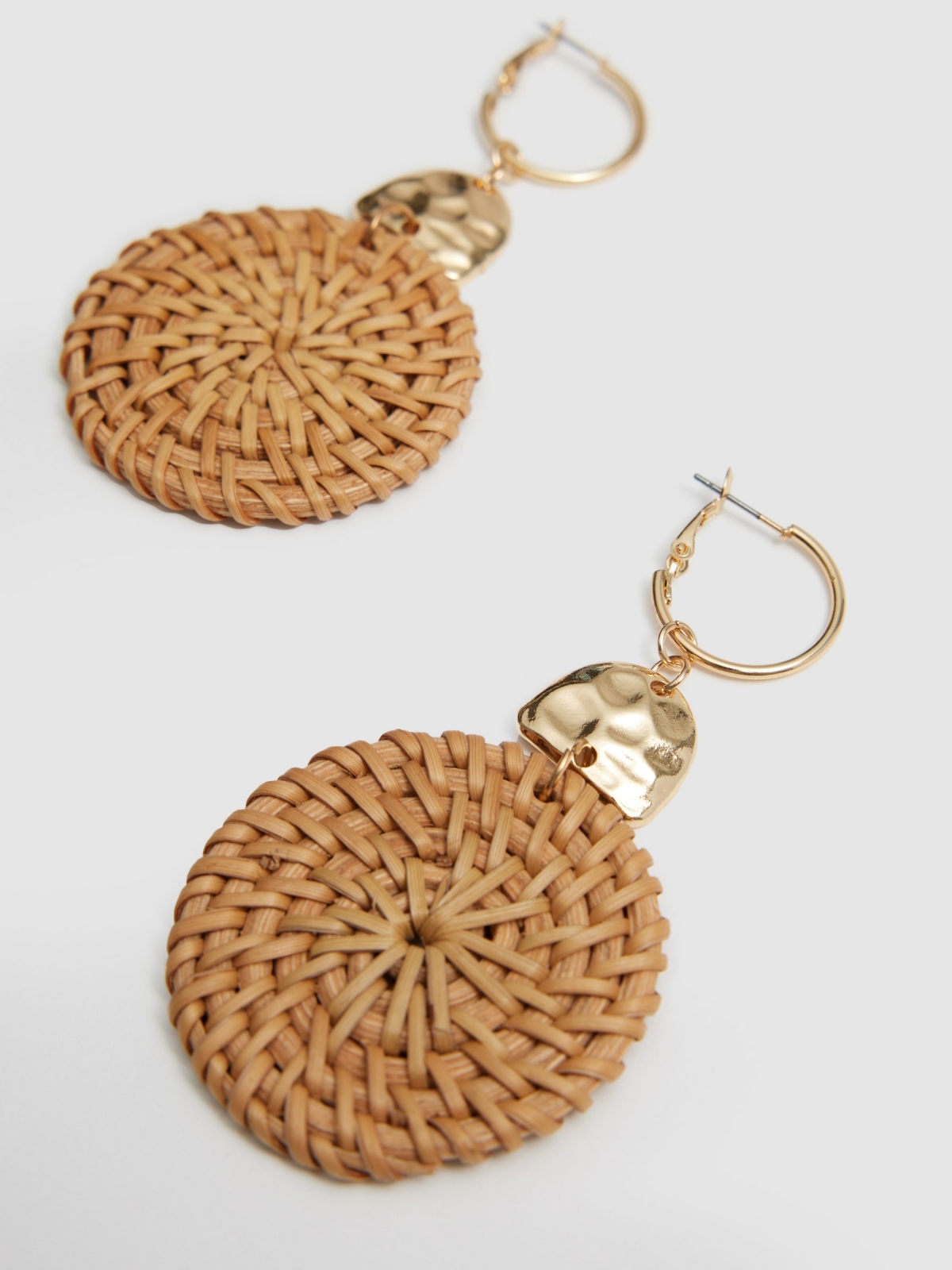 Raffia earrings beige detail view