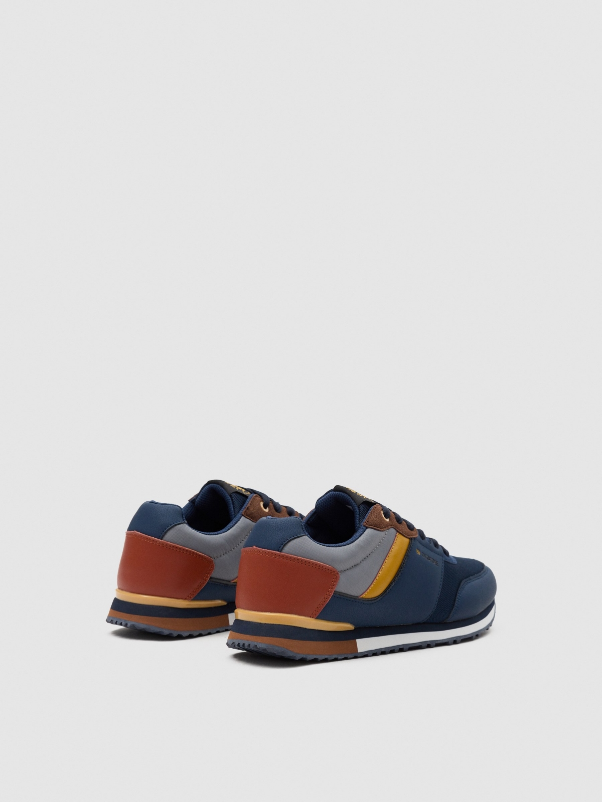 Casual sneaker colourblock 45º back view