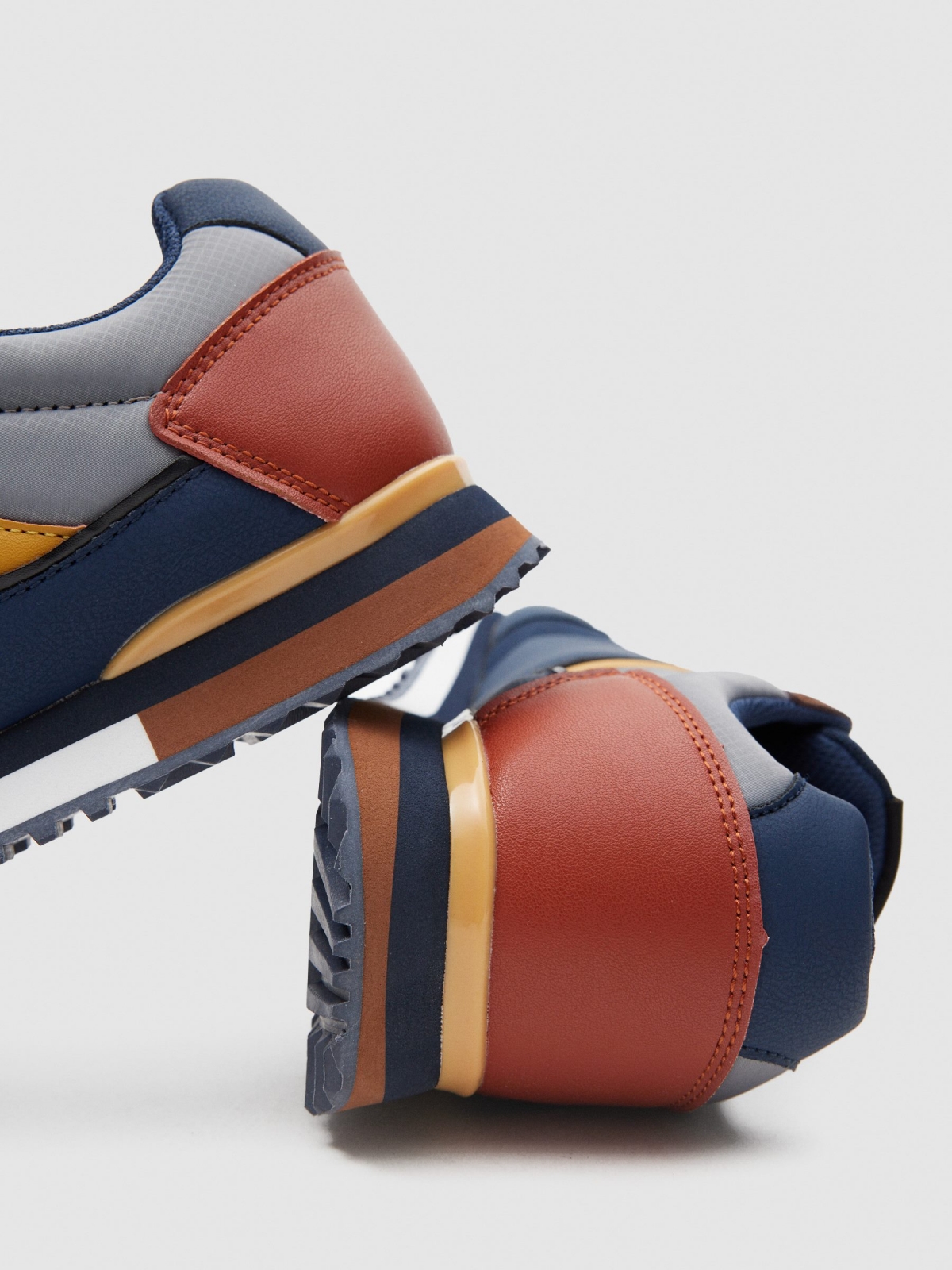 Casual sneaker colourblock detail view