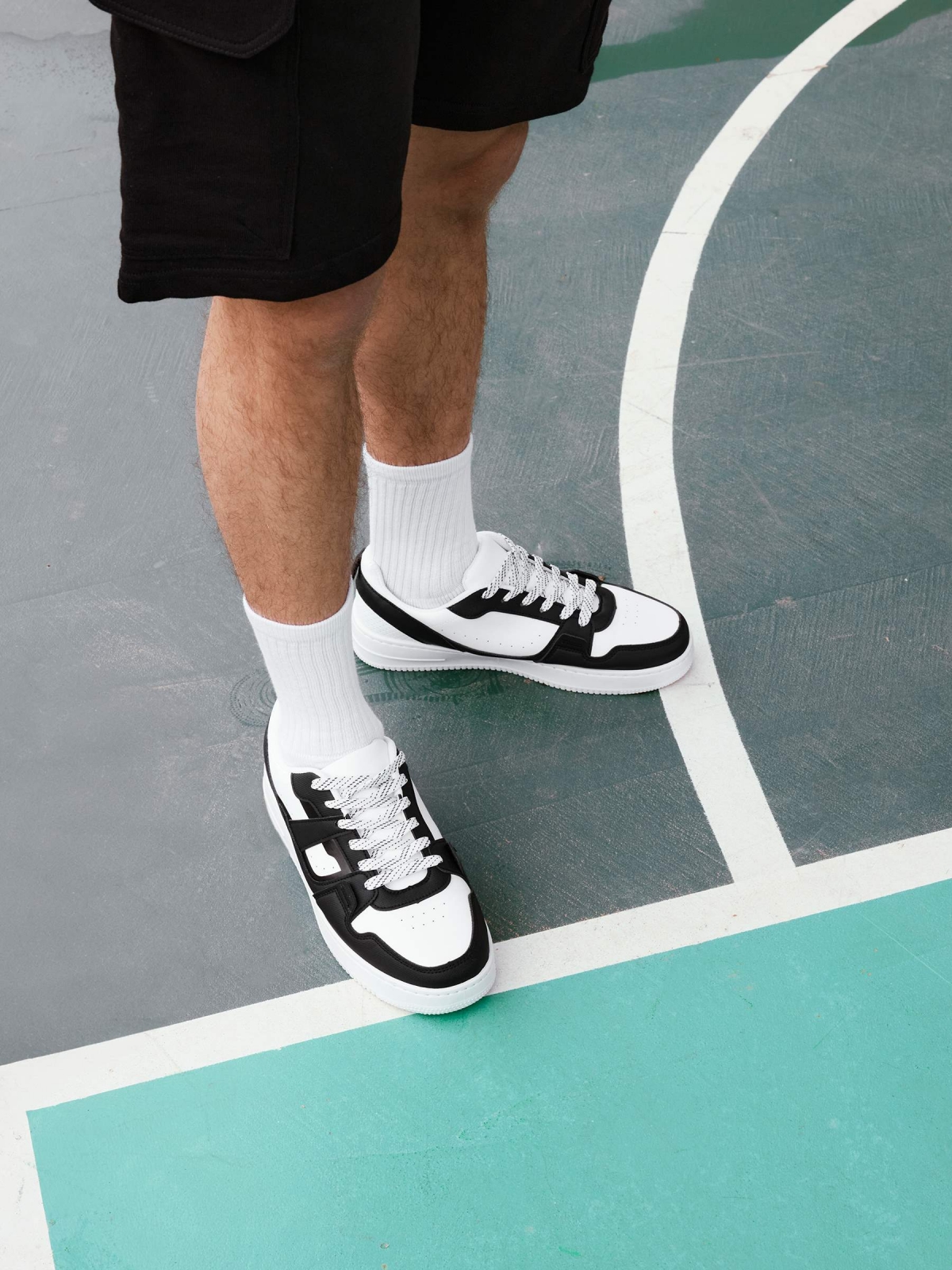 %New% Black and white skater sneakers white %New% Black and white skater sneakers white