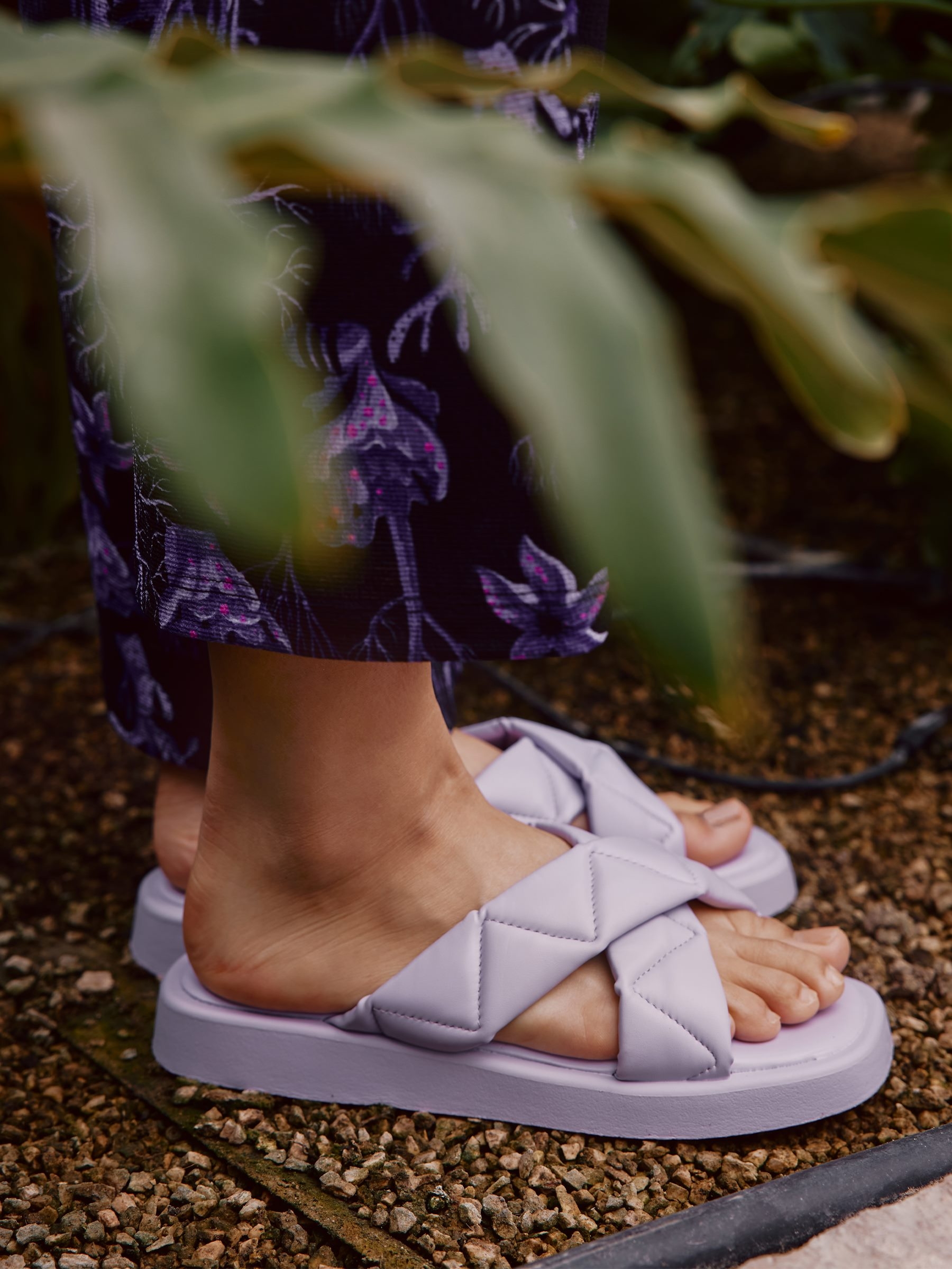 Sandal with crossed straps mauve