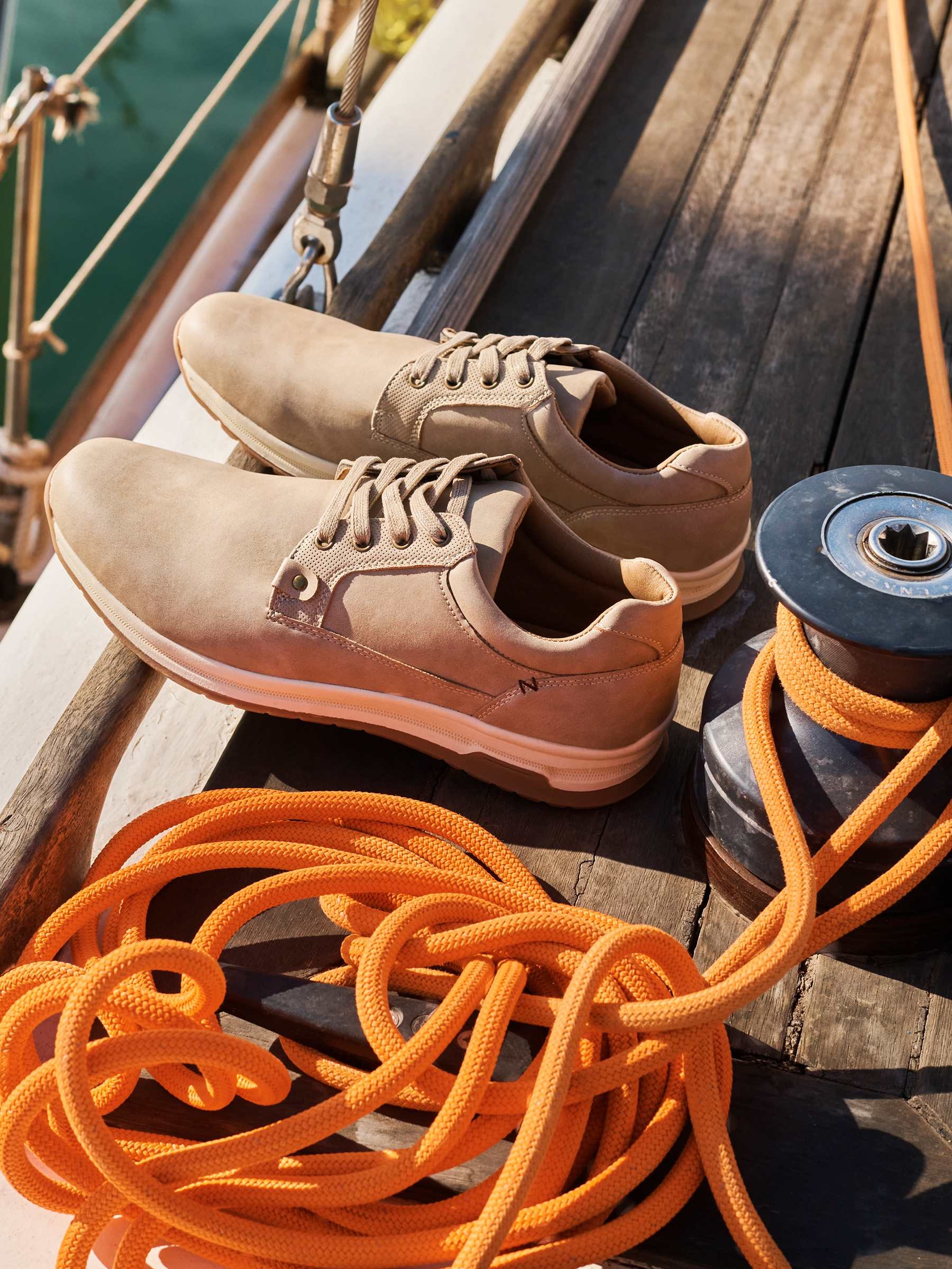 Beige running blucher beige