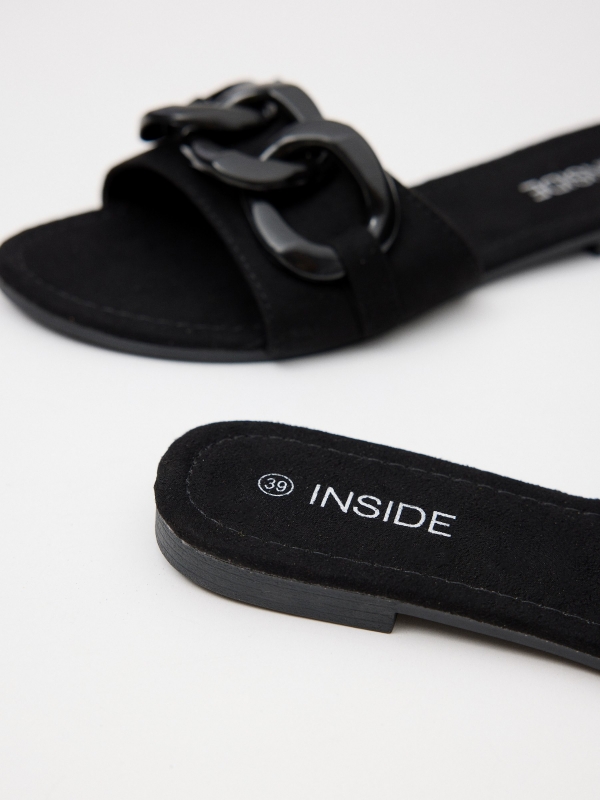 Thong sandal with chain black detail view