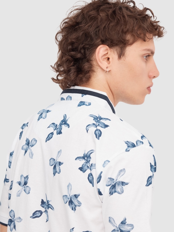 Pólo com estampado tropical branco vista detalhe