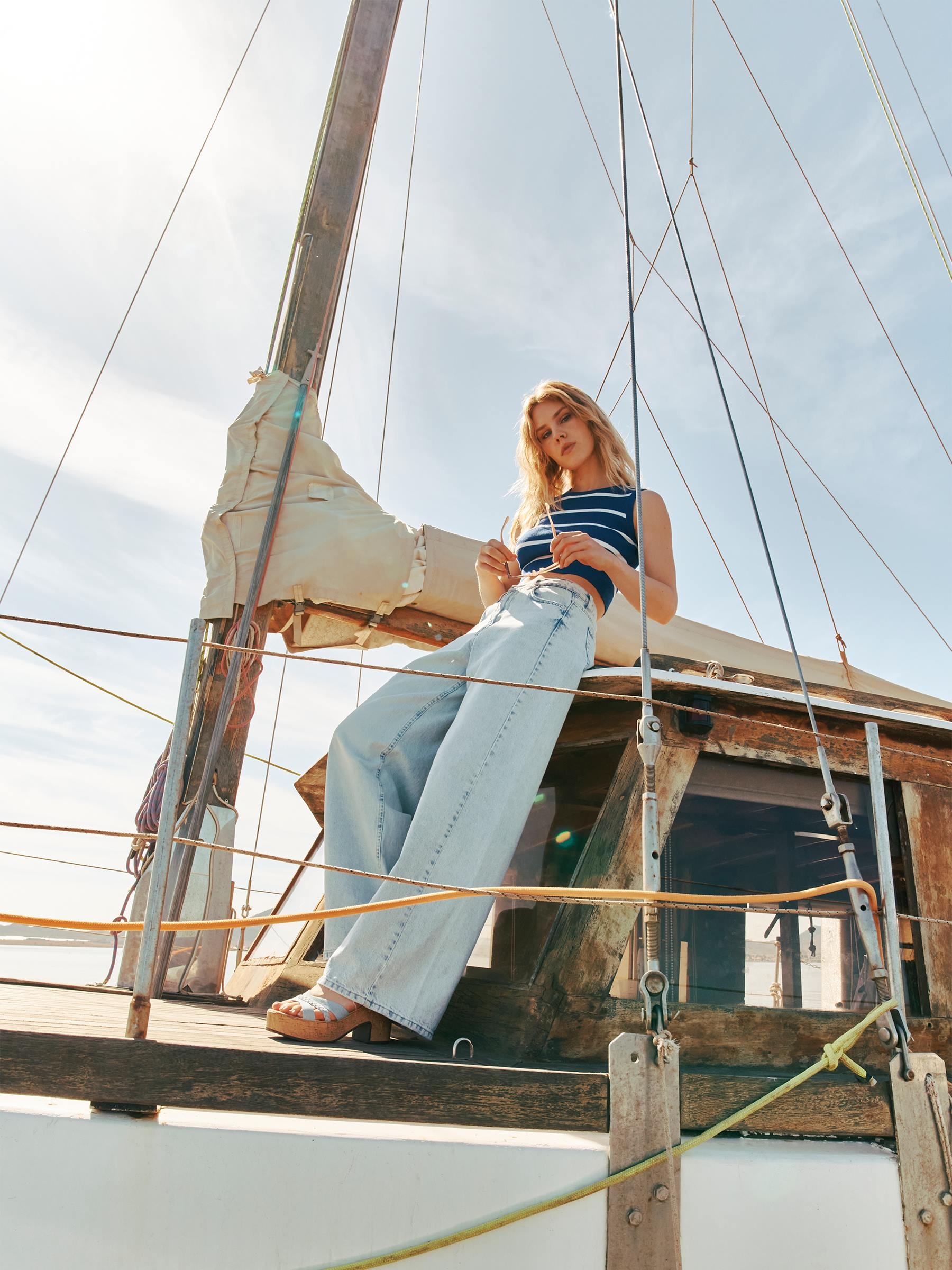Wide leg jeans seam blue front view