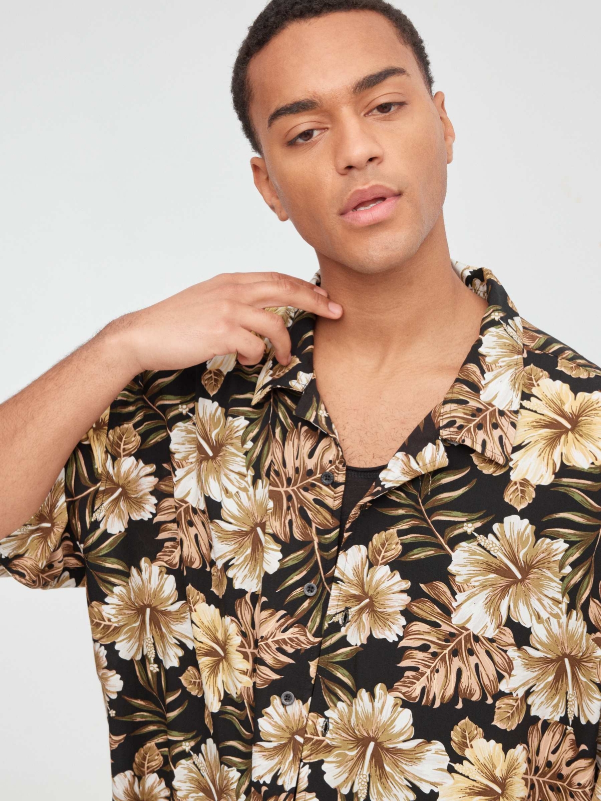 Flowing floral shirt black detail view