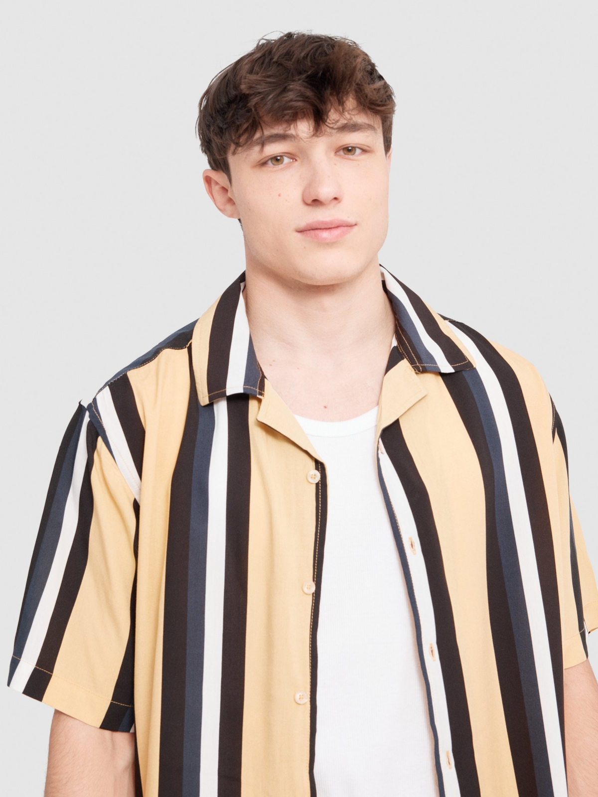 Striped shirt yellow detail view