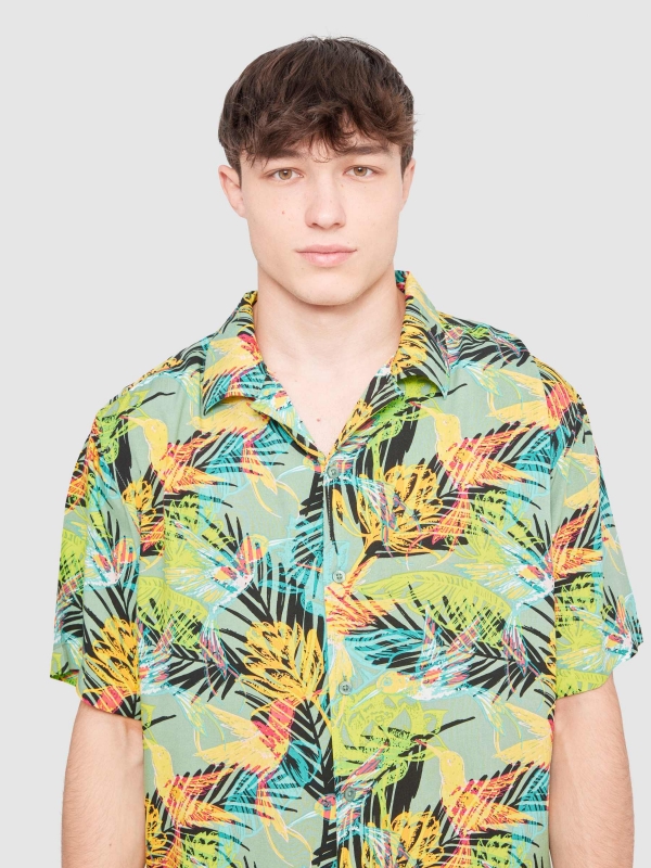 Camisa tropical verde vista detalhe