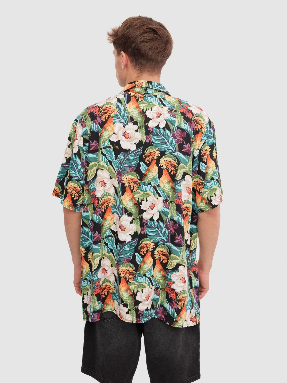 Camisa flores tropicais preto vista meia traseira