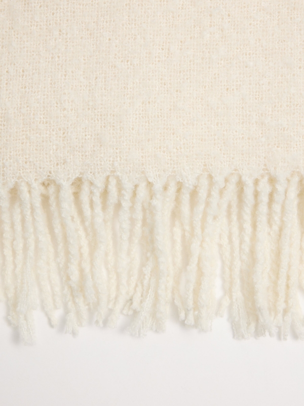 Bufanda flecos blanca beige vista detalle