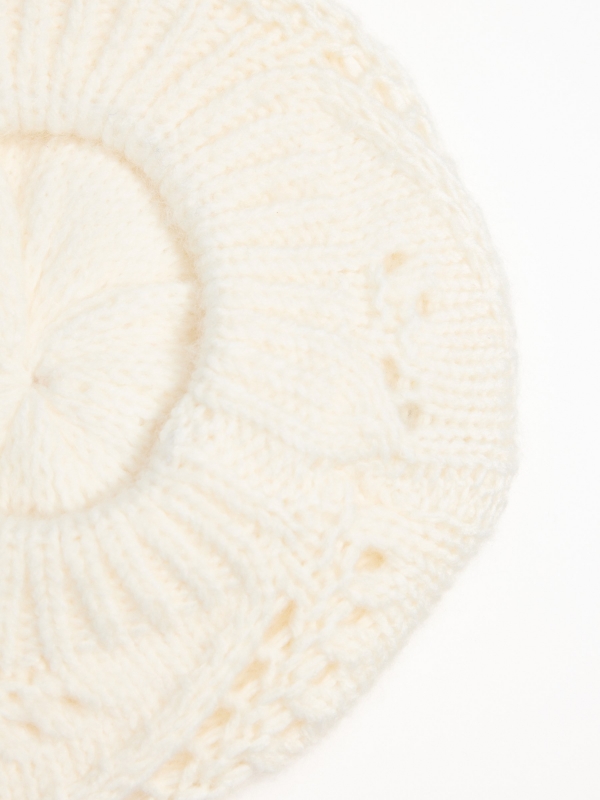 White knit beret white detail view