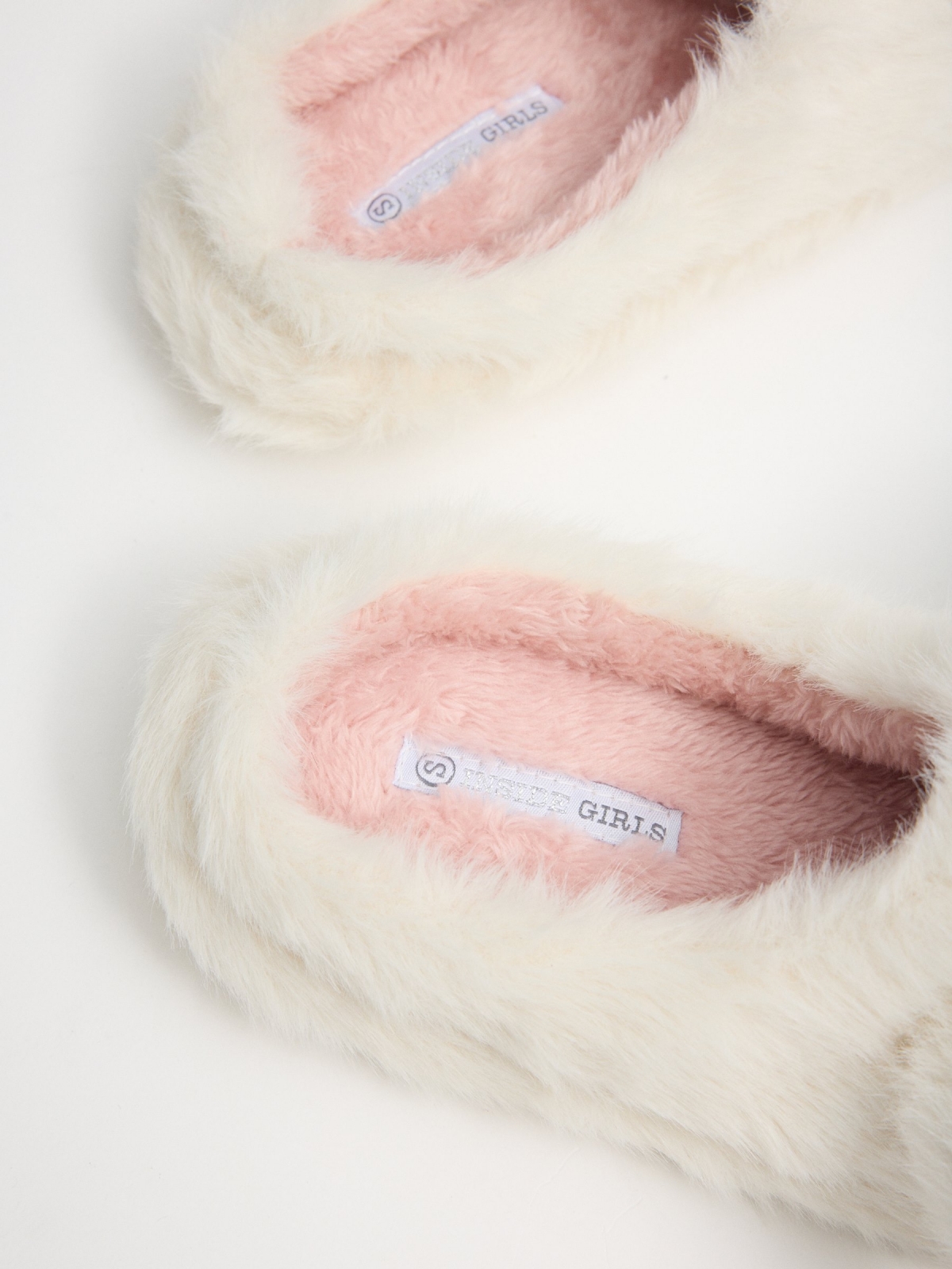 Pantufas de coelhinho off white vista detalhe