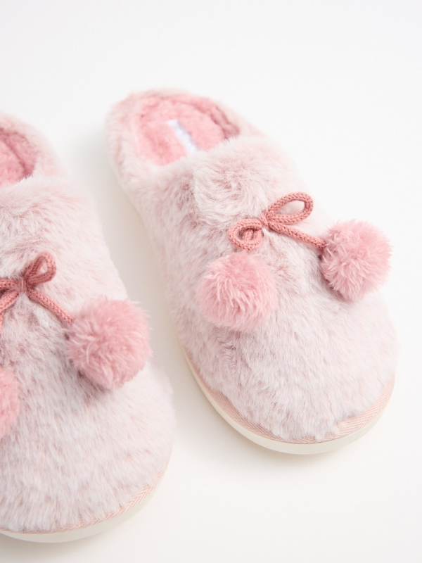 Pantufas de casa pompons rosas rosa claro vista detalhe