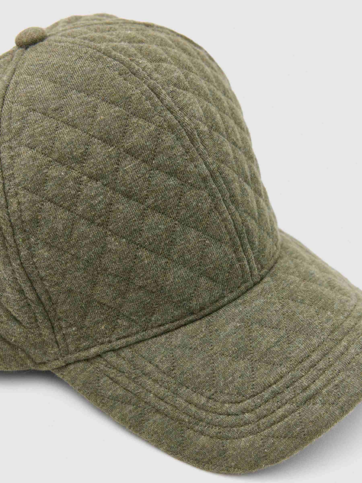 Gorra de tela verde kaki vista detalle