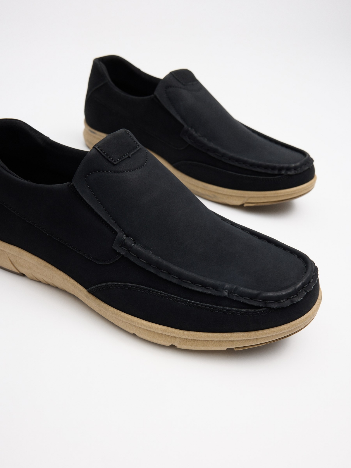 Mocassim esportivo preto preto vista detalhe