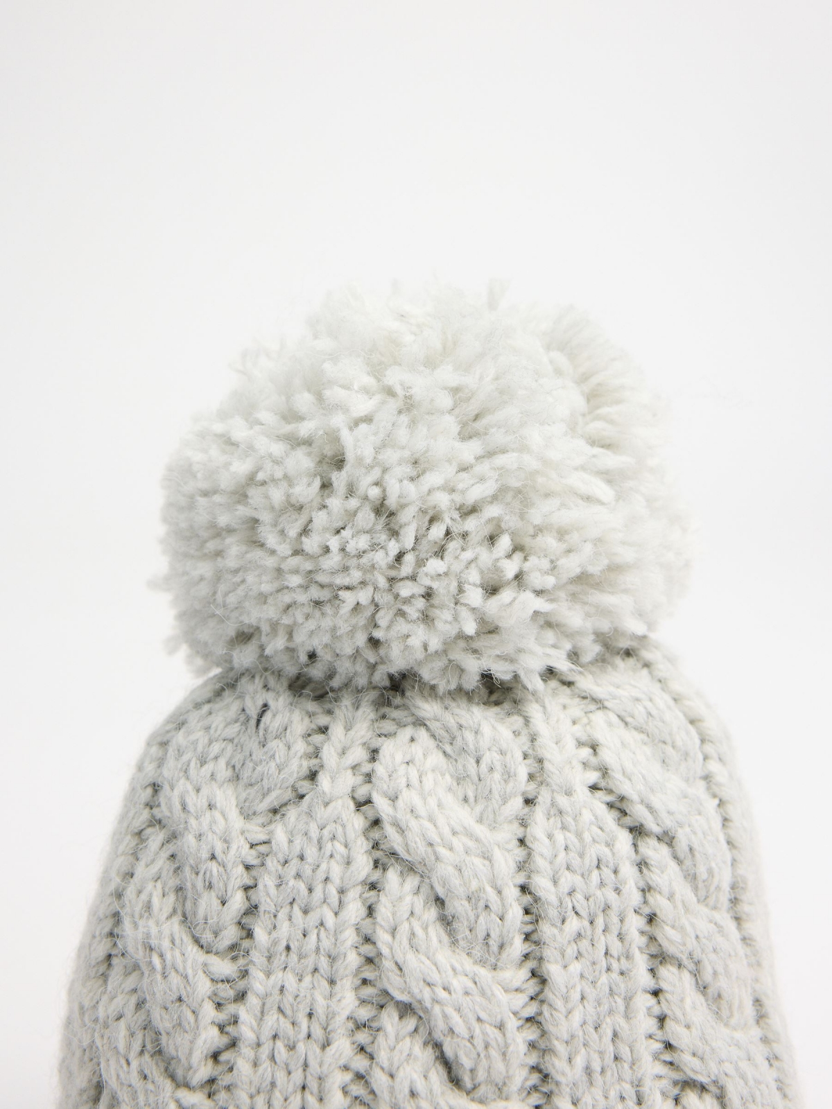 Gorro pompom cinza cinza vista detalhe