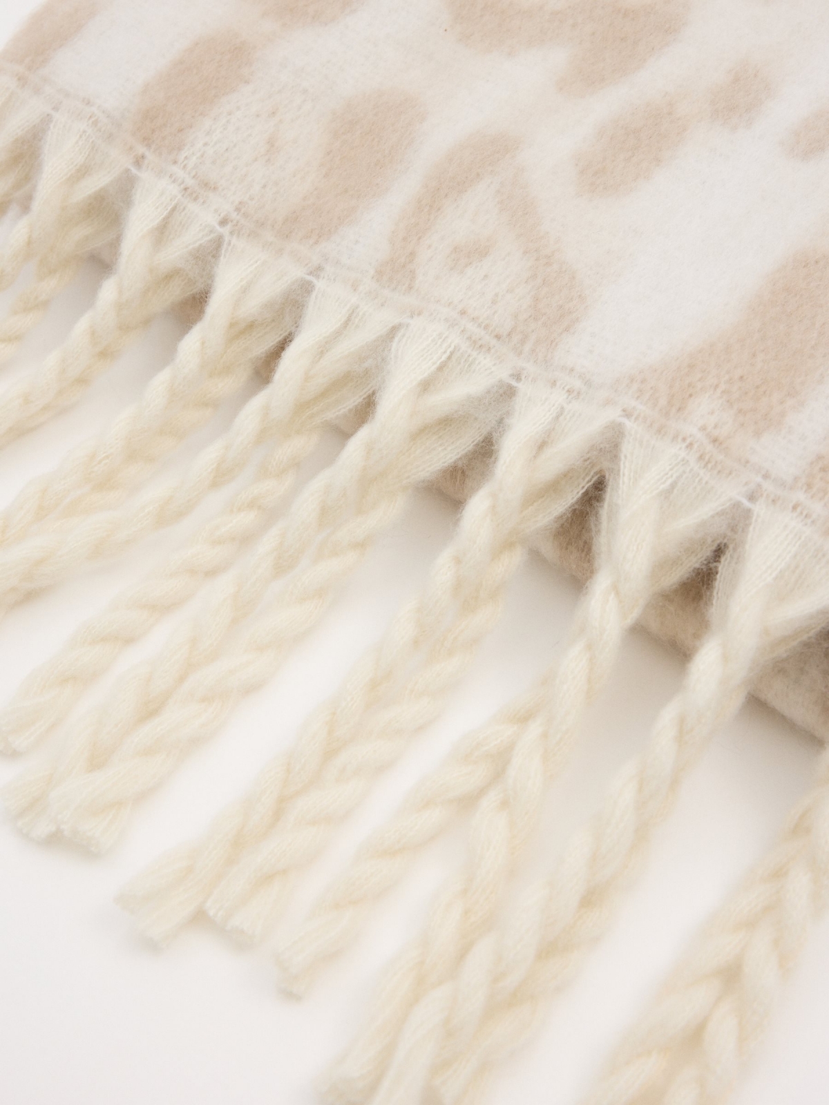 Bufanda flecos animal print beige vista detalle