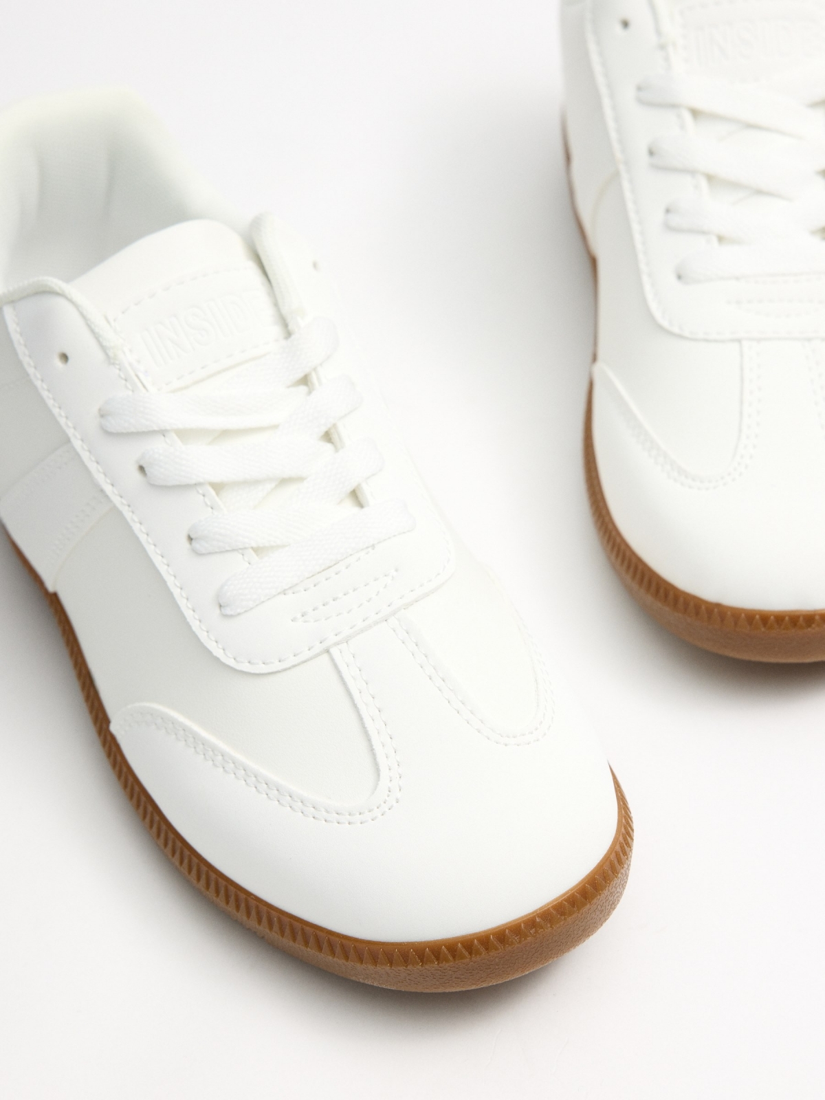 White retro low-top sneakers white detail view